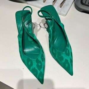 GREEN POINTED KITTEN HEEL